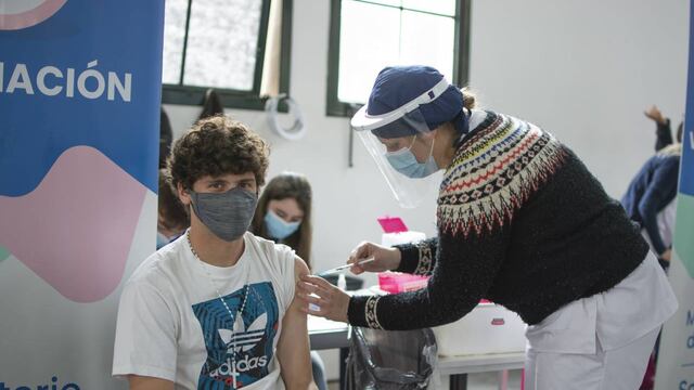 Vacuna COVID-19 en Rosario: el 100% de los adultos anotados recibió al menos una dosis