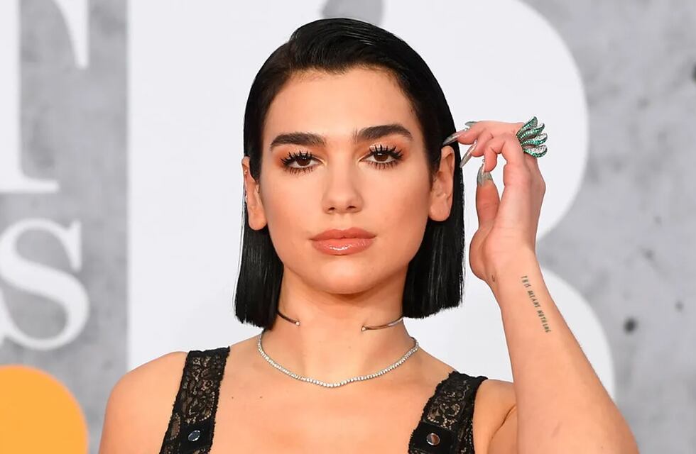 Dua Lipa posó desde los parques de Disney localizados en Tokio con un look black & white y llena de brillos