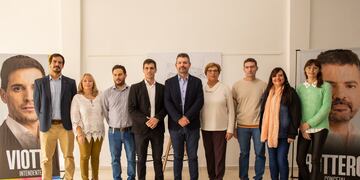 Germán Bottero, el precandidato a concejal junto con el resto de la lista y Leo Viotti, el precandidato a intendente