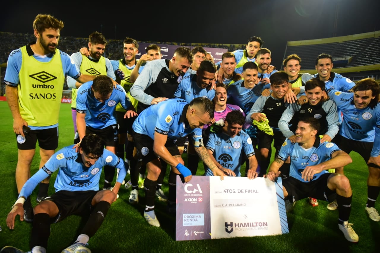 Los jugadores de Belgrano celebrando el triunfo ante Independiente. (José Gabriel Hernández / La Voz).