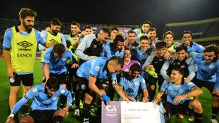 Los jugadores de Belgrano celebrando el triunfo ante Independiente, con pasaje a cuartos de final.