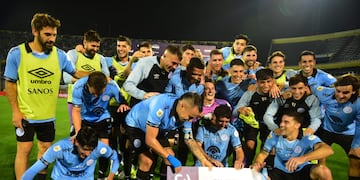 Los jugadores de Belgrano celebrando el triunfo ante Independiente, con pasaje a cuartos de final.