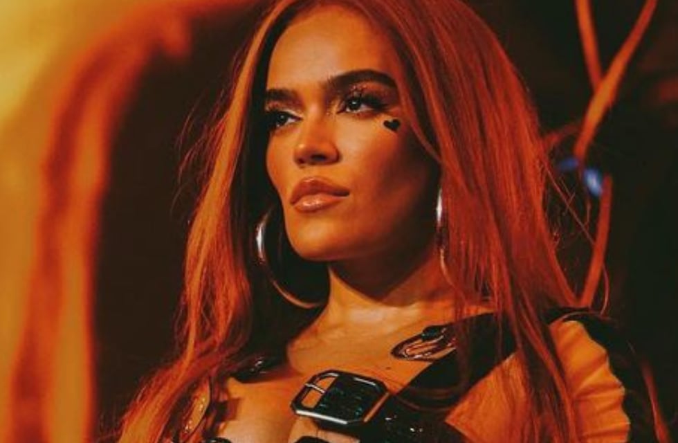 Karol G cumplió su sueño de conocer un lugar exótico luciendo un vestido negro