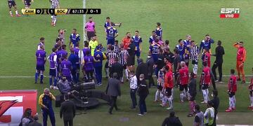 El momento de los forcejeos antes de que el árbitro Esteban Ostojich revisara el gol de Boca. (Captura de TV)