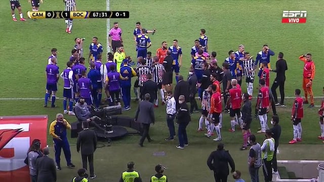 El momento de los forcejeos antes de que el árbitro Esteban Ostojich revisara el gol de Boca. (Captura de TV)