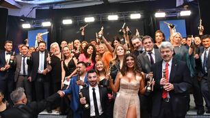 Los ganadores de la edición 2023. Adelante, Lucas Castro y Ornella Ferrara con los galardones que obtuvo Canal 7.