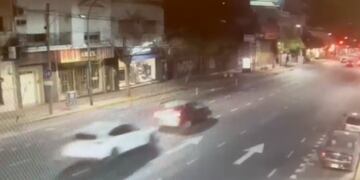 Manejaba alcoholizada, chocó y volcó sobre la vereda.