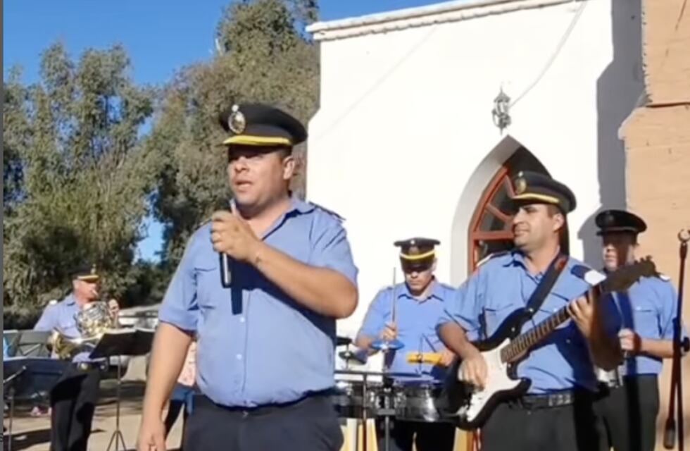 La Policía de Córdoba cantó al ritmo de La Konga: un repertorio que asombró a los vecinos de la ciudad