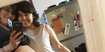 Soledad mostrando su embarazo junto a su novia Marisol