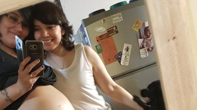 Soledad mostrando su embarazo junto a su novia Marisol