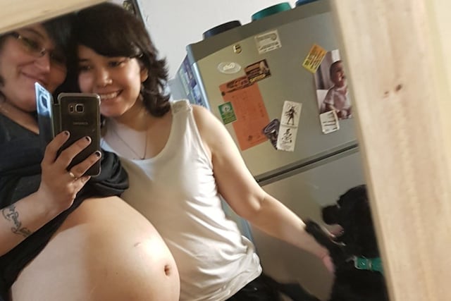 Soledad mostrando su embarazo junto a su novia Marisol