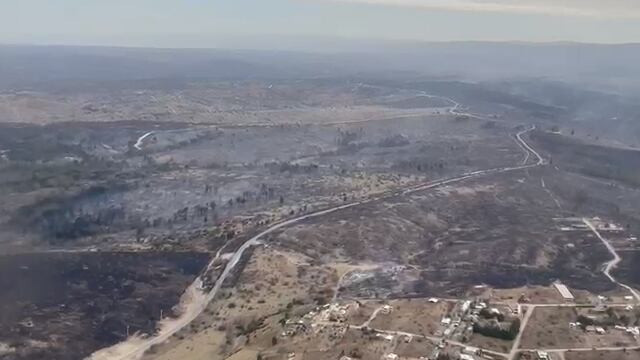 El sobrevuelo en la zona de las incendios (Captura de video).