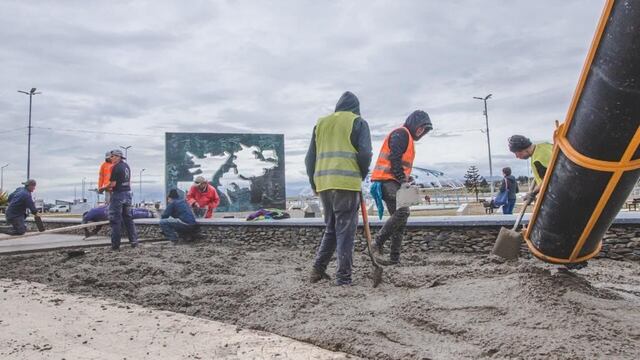 Hormigonaron el sector destinado a personas con movilidad reducida en plaza Malvinas