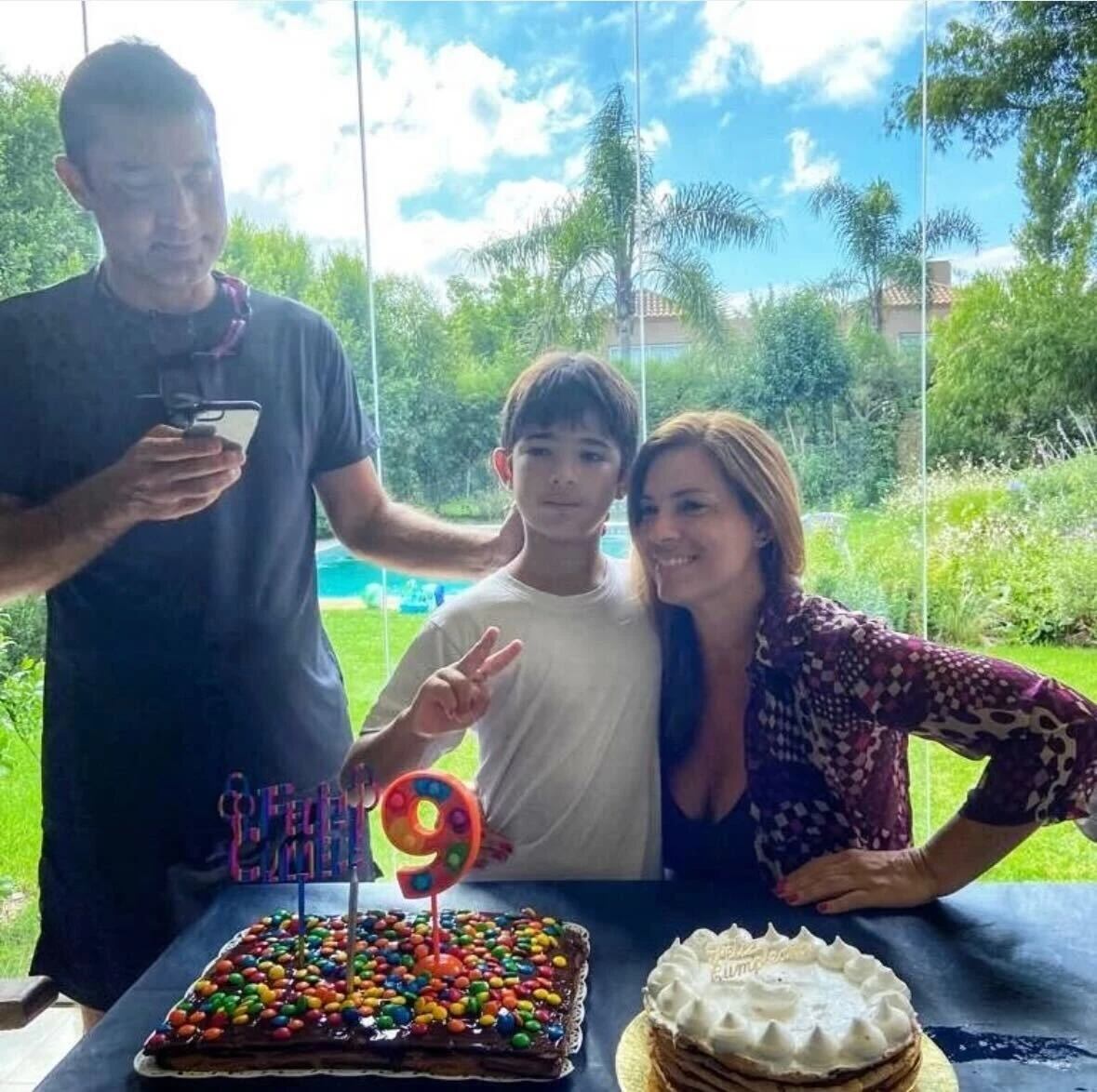 Mariano Castro junto a Mey Scápola y su hijo.