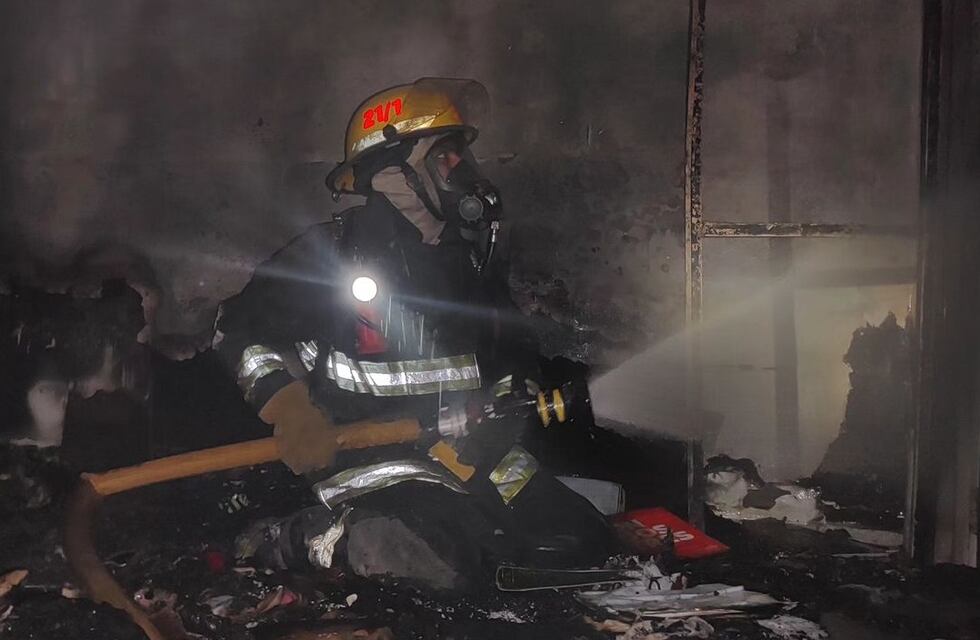 Bomberos de Arroyito debieron acudir a un incendio en un departamento en medio del brindis del 2024