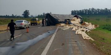 Accidente sobre Ruta Nacional N°12: volcó un camión con madera.