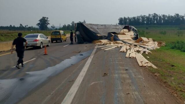 Accidente sobre Ruta Nacional N°12: volcó un camión con madera.
