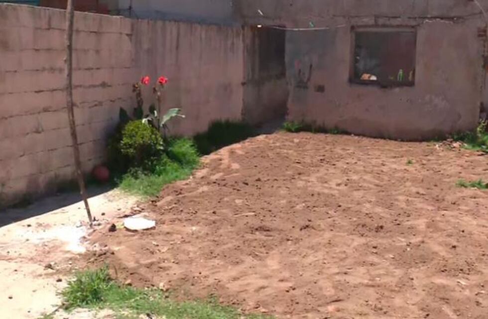 Villa El Libertador: estaba en el patio de su casa, cedió el piso y se cayó al pozo negro