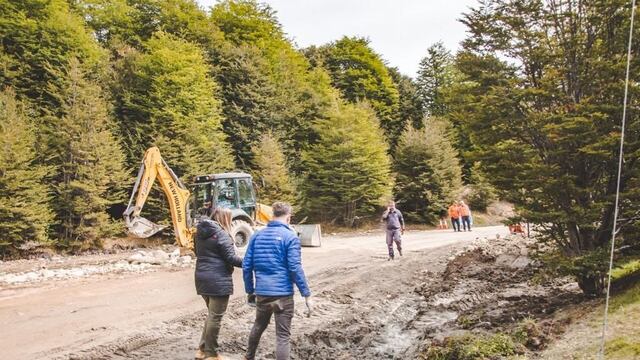 Siguen los trabajos de bacheo en el camino al Glaciar Martial