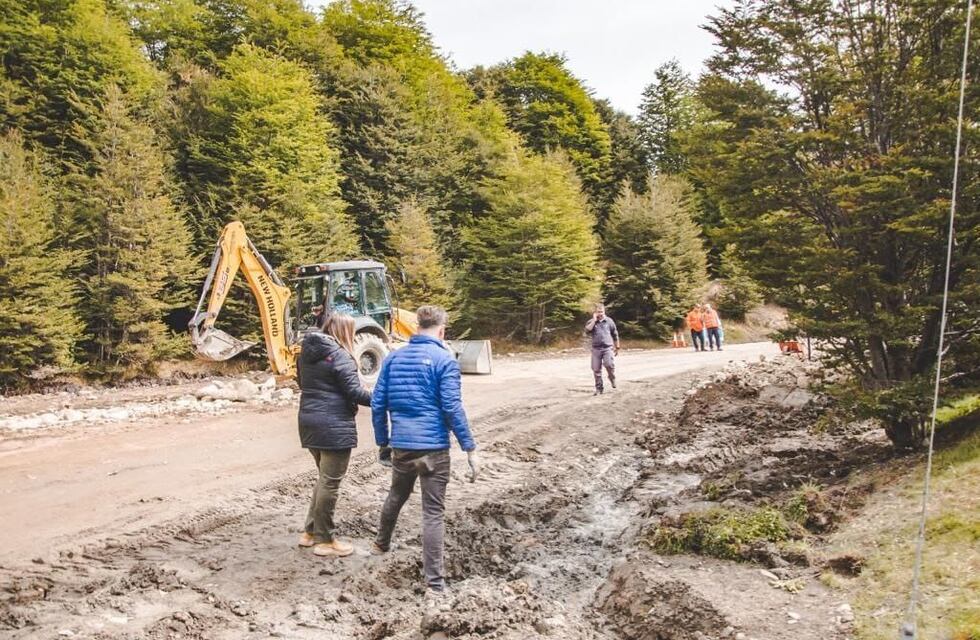 Siguen los trabajos de bacheo en el camino al Glaciar Martial