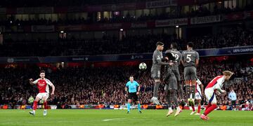 Declan Rice marcando uno de sus golazos de tiro libre en el triunfo de Arsenal sobre Real Madrid. (AP)