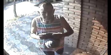 Un delincuente fue grabado por las cámaras de seguridad.