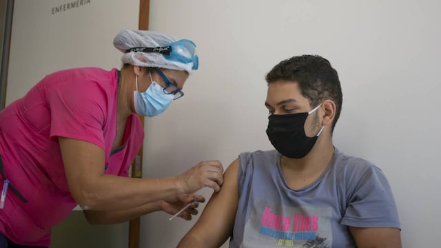 Llegan dosis de Moderna en reemplazo del componente 2 de Sputnik.