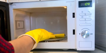 Dos trucos definitivos para limpiar el microondas con cero esfuerzo.