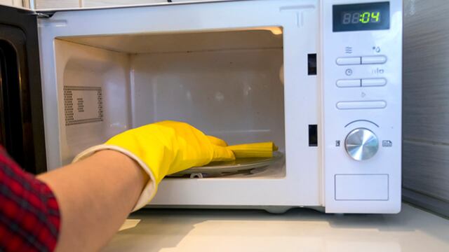 Dos trucos definitivos para limpiar el microondas con cero esfuerzo.