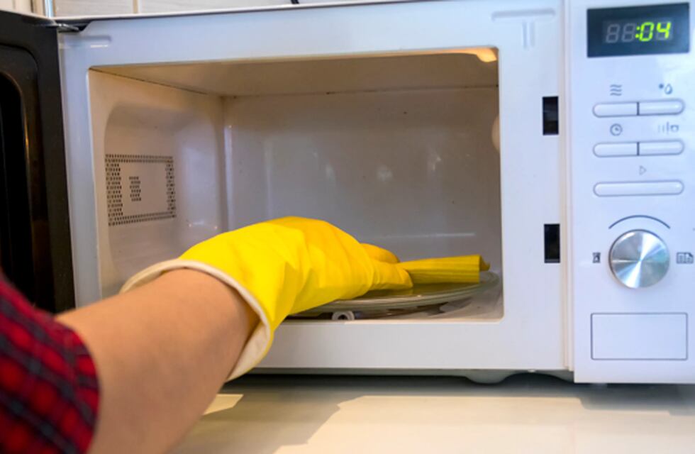 Dos trucos definitivos para limpiar el microondas con cero esfuerzo