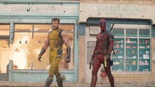 Esta imagen proporcionada por 20th Century Studios/Marvel Studios muestra a Hugh Jackman como Wolverine/Logan, izquierda, y Ryan Reynolds como Deadpool/Wade Wilson en una escena de "Deadpool & Wolverine". (20th Century Studios/Marvel Studios vía AP)
