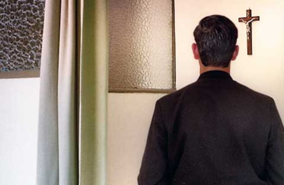 Investigan a un sacerdote acusado por mantener un romance con una mujer casada