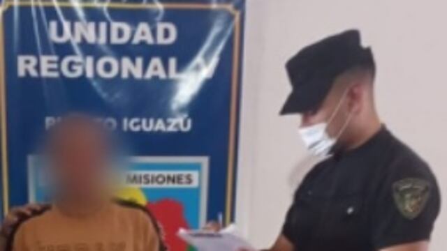 Efectivos policiales ayudaron a un hombre a reencontrarse con su familia.