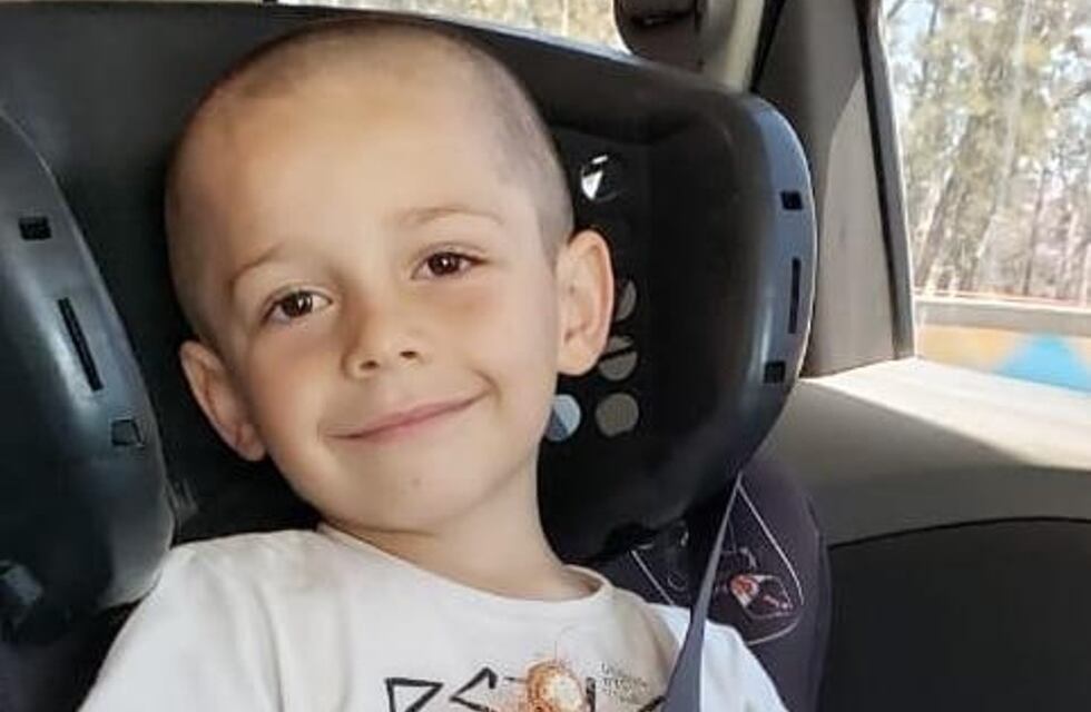 Ahora por Santi, el niño de cinco años que necesita ayuda para tratarse un tipo de cáncer
