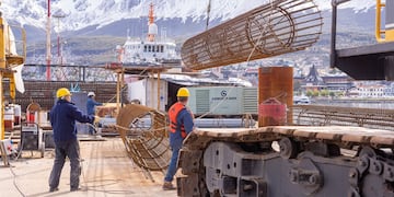 Se montaron las cascaras premoldeadas para unir los pilotes que completan el primer pórtico de los siete que componen la ampliación.