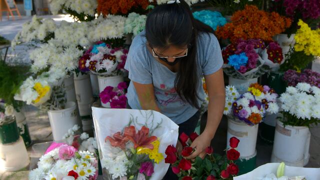 28 Abril 2021 Mendoza - Sociedad
Floristas en Mendoza. 
Claudia Soto (35) de tradicion familiar florista, vende en el puesto de la Alameda de Mendoza
Foto: Orlando Pelichotti / Los Andes