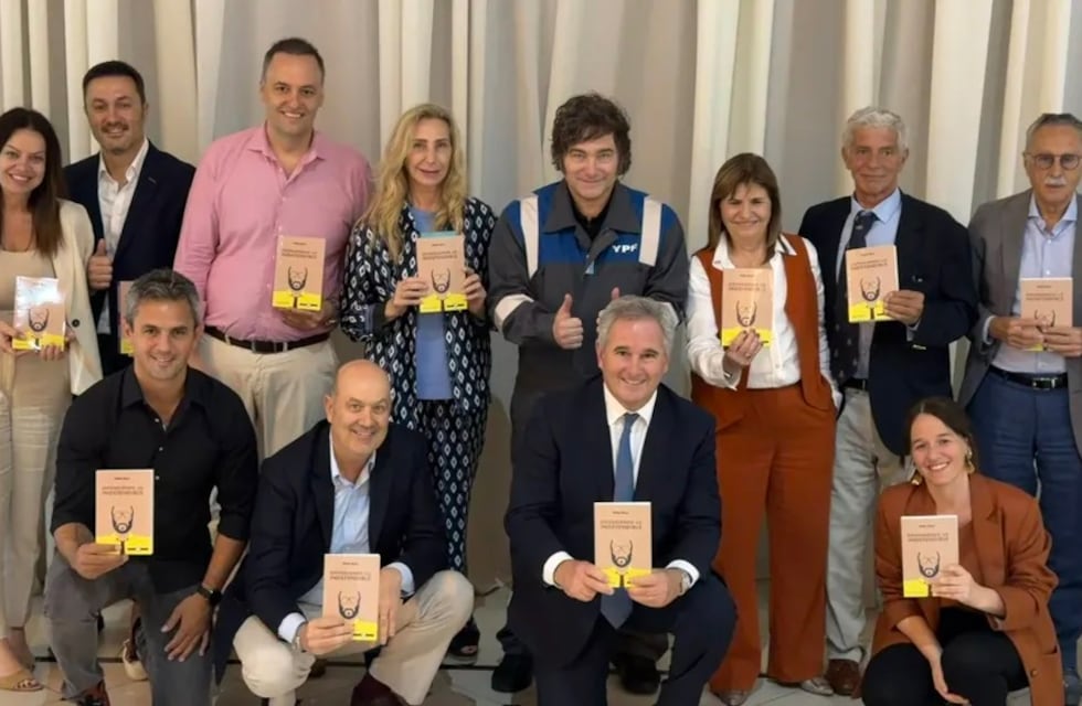 De qué trata el polémico libro que Javier Milei regaló a su gabinete: “Defendiendo lo indefendible”