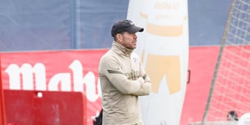 Diego Simeone reveló que hizo un intento por fichar a Lionel Messi. (AP)