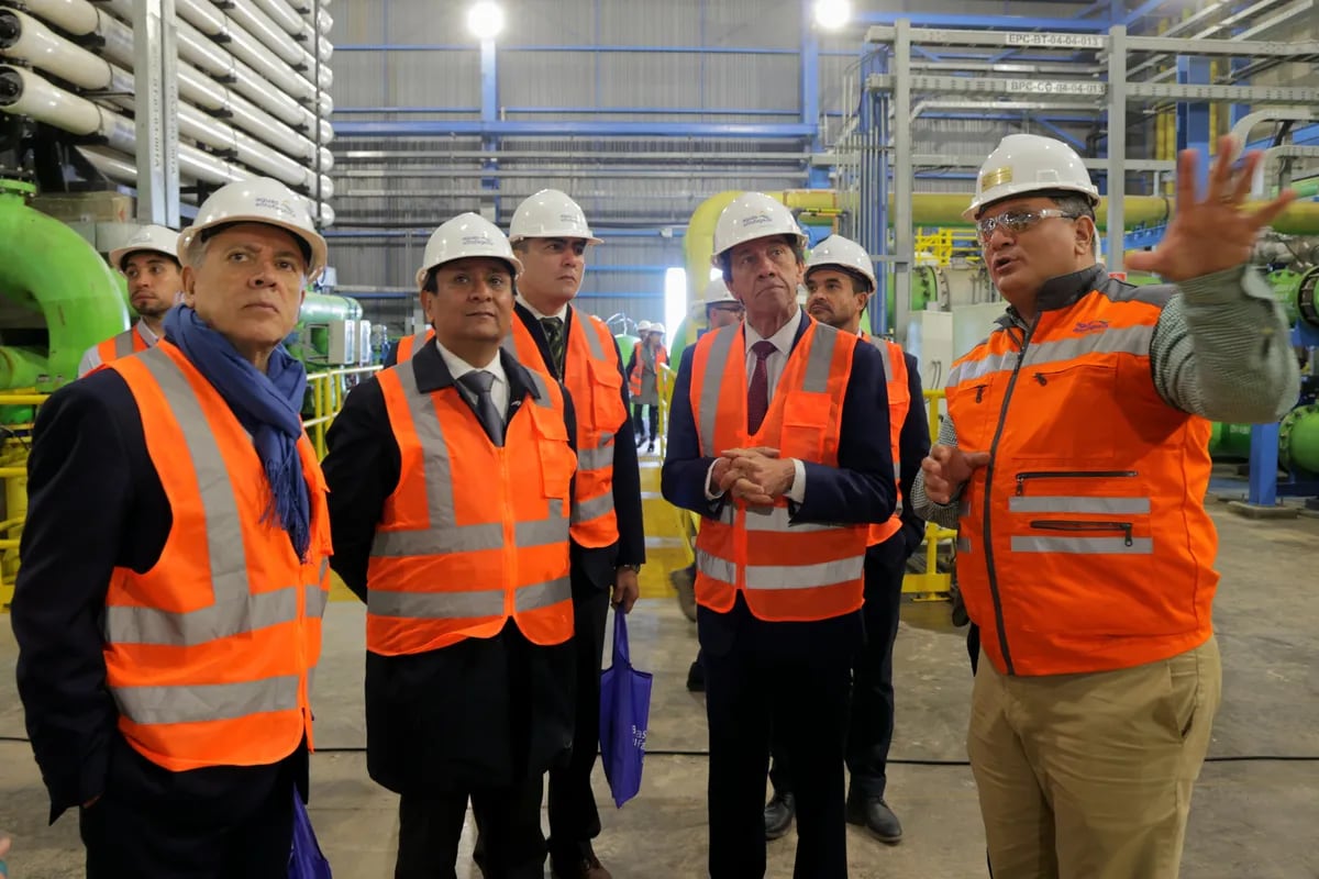 Los gobernadores Ricardo Díaz, de Antofagasta, y Carlos Sadir, de Jujuy -ambos al centro-, en la visita de la delegación jujeña a la ciudad chilena en agosto pasado.