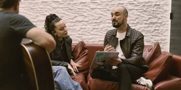 La intérprete pop invitó al artista a grabar "Desconectados", un tema escrito por su padre.