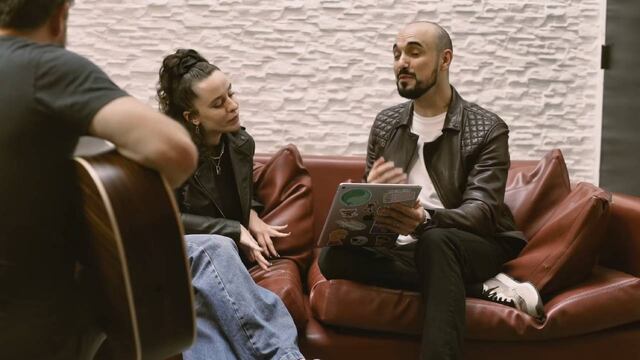 La intérprete pop invitó al artista a grabar "Desconectados", un tema escrito por su padre.