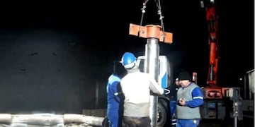 La empresa Agua Potable y Saneamiento de Jujuy S.E. concluyó exitosamente un complejo operativo para cambiar una bomba de 150 HP instalada en un pozo a varios metros de profundidad.
