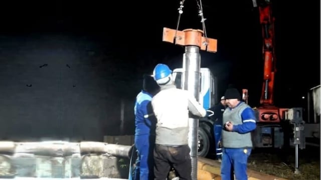 La empresa Agua Potable y Saneamiento de Jujuy S.E. concluyó exitosamente un complejo operativo para cambiar una bomba de 150 HP instalada en un pozo a varios metros de profundidad.