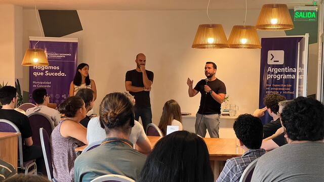 Jóvenes de Concordia recibieron aportes para la compra de computadoras.