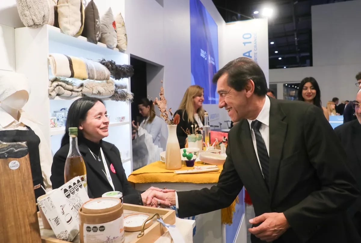 En su recorrida por el espacio del Norte Grande, el gobernador Sadir felicitó a los expositores jujeños por su notable presentación.