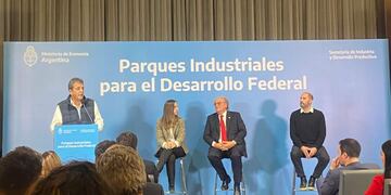 Massa entregó aportes a los parques industriales de Rafaela y Sunchales