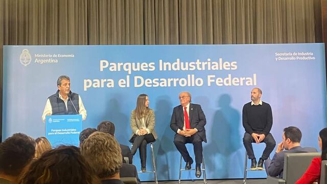 Massa entregó aportes a los parques industriales de Rafaela y Sunchales