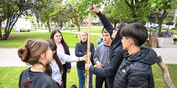 Estudiantes de la Escuela Secundaria Nº 2 plantaron árboles en la Plaza San Martín