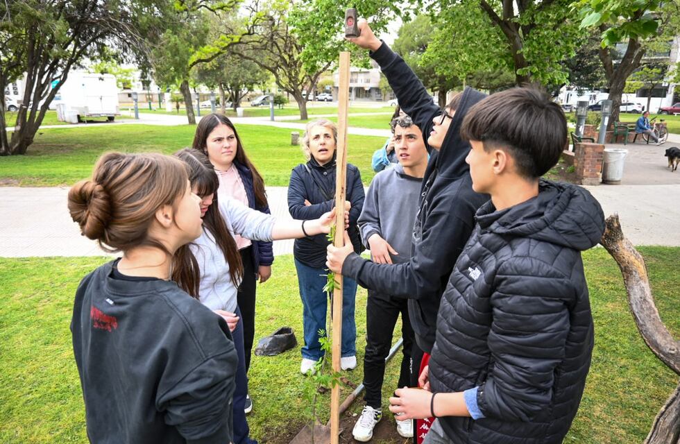 Estudiantes de la Escuela Secundaria Nº 2 plantaron árboles en la Plaza San Martín