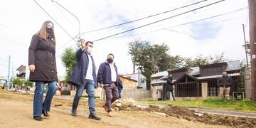 El intendente de Ushuaia Walter Vuoto recorrió junto a la legisladora provincial Laura Colazo y al concejal Gabriel de la Vega las obras de pavimentación.